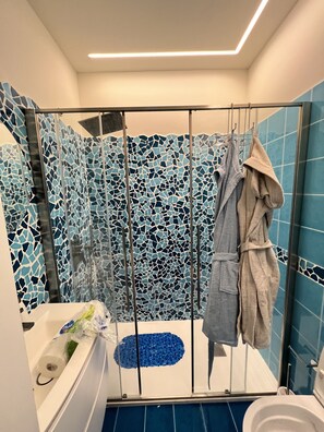 Doccia, asciugacapelli, bidet, asciugamani