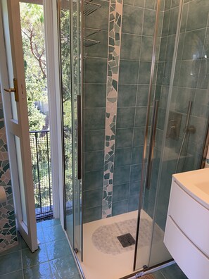 Dusche, Haartrockner, Bidet, Handtücher