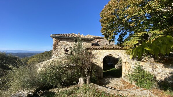 Exterior - Beautiful and quiet. PURE nature. (Issirac)