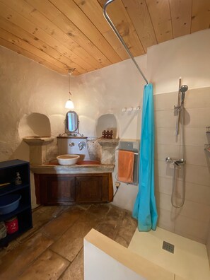 Shower - Beautiful and quiet. PURE nature. (Issirac)