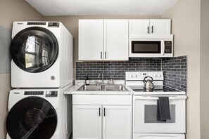 Dining tables - Modern Boho Villas 10 min Airpt./Speedway (Indianapolis)