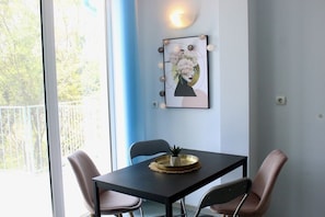 Family Room with Sea View and Two Rooms | Living room | Flat-screen TV, printers - SUNSET ART HOTEL (Sozopol)