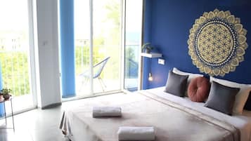 Double Room with Balcony and Sea View | Rúm með memory foam dýnum, míníbar, straujárn/strauborð