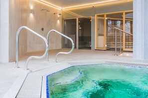 Indoor spa tub - Blunsdon House Hotel (Swindon)