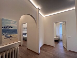 2 chambres, fer et planche à repasser, lit de bébé portatif