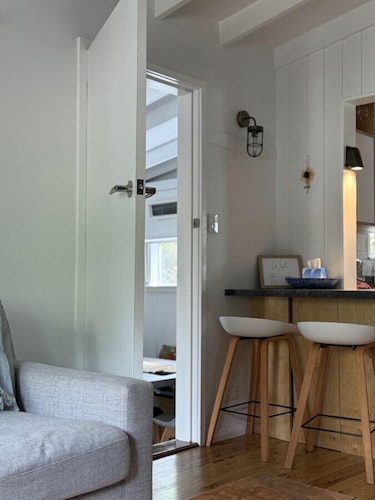 Sunflower House, a cozy cabin at Lake Wentworth