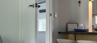 Sunflower House, a cozy cabin at Lake Wentworth