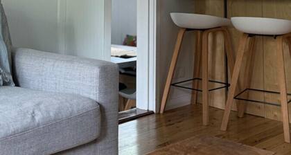 Sunflower House, a cozy cabin at Lake Wentworth