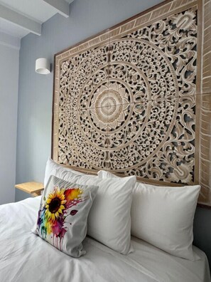 2 bedrooms, iron/ironing board, free WiFi, bed sheets - Sunflower - Cozy Cabin, Lake, Pet & Family Friendly (Wentworth Falls)