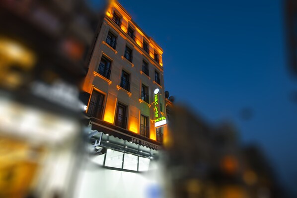 Un hôtel avec une enseigne sur laquelle on peut lire « Hotel Life ».