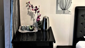 مكتب ومساحة عمل للكمبيوتر المحمول وستائر تعتيم ومكواة/لوح كي