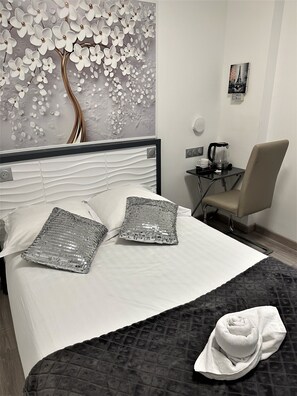 Habitación individual superior | Decoración individual, mobiliario individual, escritorio