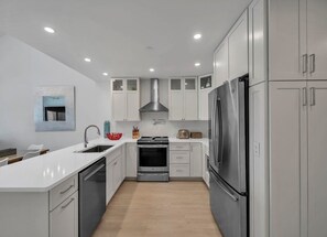 Køleskab, mikrobølgeovn, ovn, kogeplade