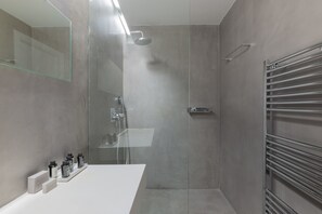 Standard-Apartment | Badezimmer | Dusche, kostenlose Toilettenartikel, Haartrockner, Handtücher