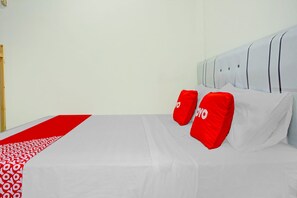 Laptop workspace, free WiFi, bed sheets - OYO 90187 Puri Allisa Syariah (Serang)