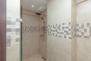 Dusche, Haartrockner, Hausschuhe, Handtücher