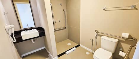 Un baño moderno con ducha, inodoro y lavamanos.
