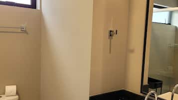 Un baño con inodoro, lavabo y espejo.