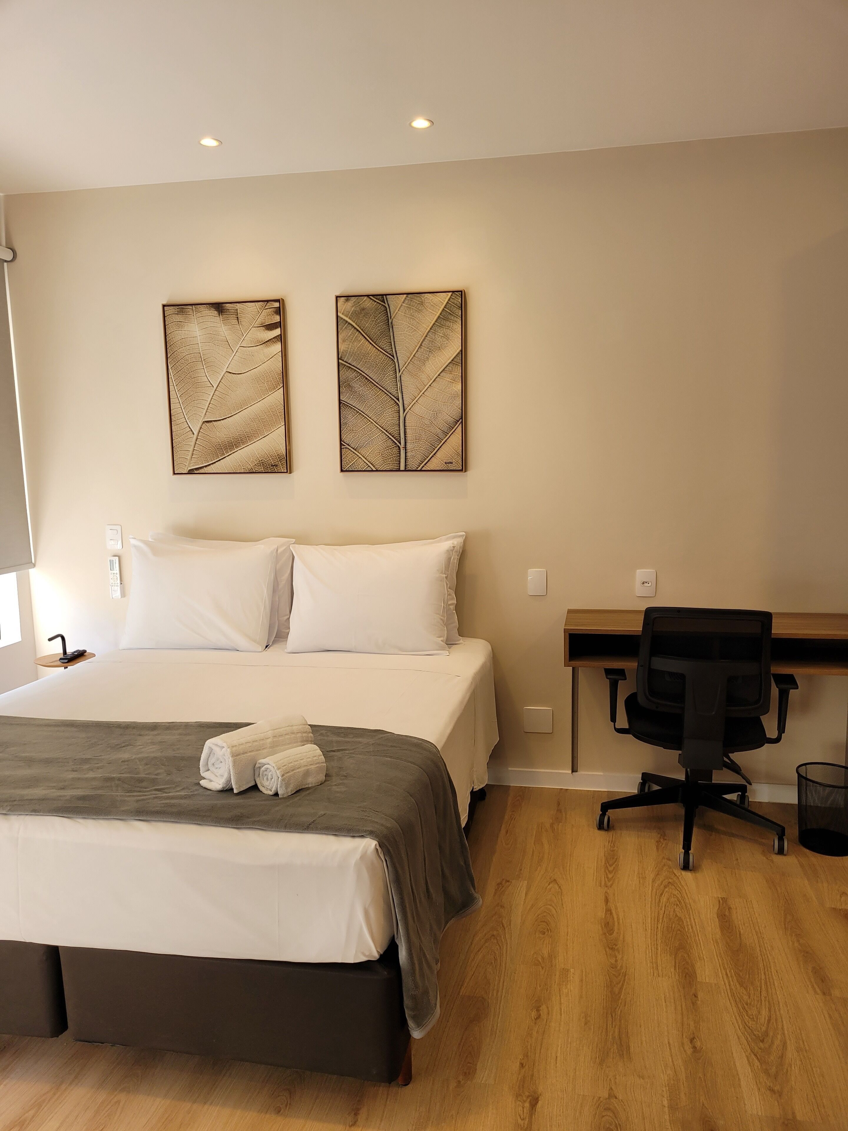 Desk, soundproofing, free WiFi, bed sheets