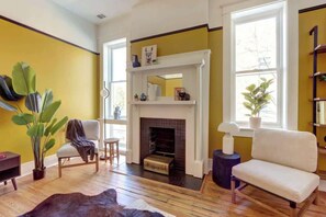 TV, offices - Carolina Gold @ The Huntingdon Lofts Collection (Savannah)