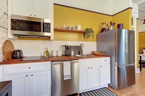 Fridge, microwave, stovetop, dishwasher
