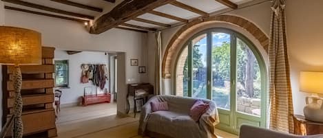 Smart-TV, Kamin, Bücher, Drucker