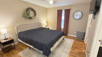 2 bedrooms, desk, WiFi, bed sheets