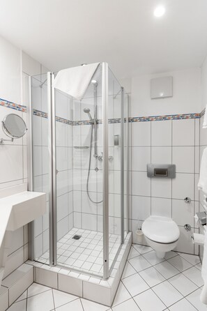 Bathtub, free toiletries, hair dryer, towels - Strandhotel Seestern (Ostseebad Baabe)