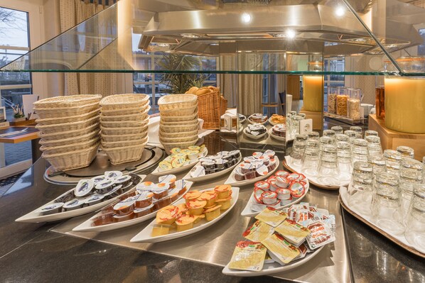 Free daily buffet breakfast - Strandhotel Seestern (Ostseebad Baabe)