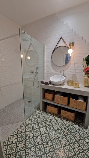 Een douche, een haardroger, handdoeken