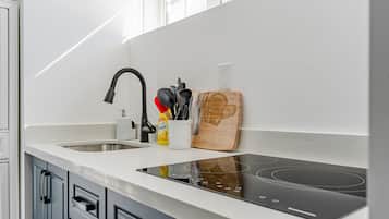 Een koelkast, een microgolfoven, een oven, een kookplaat