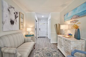 Televisor intel·ligent, llar de foc, taula de tennis de taula i llibres 