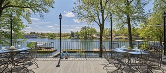 Family & Friends Paradise on the lake