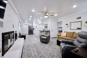 Televisor intel·ligent, llar de foc, taula de tennis de taula i llibres 