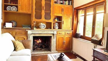 Una Smart TV, una chimenea, libros