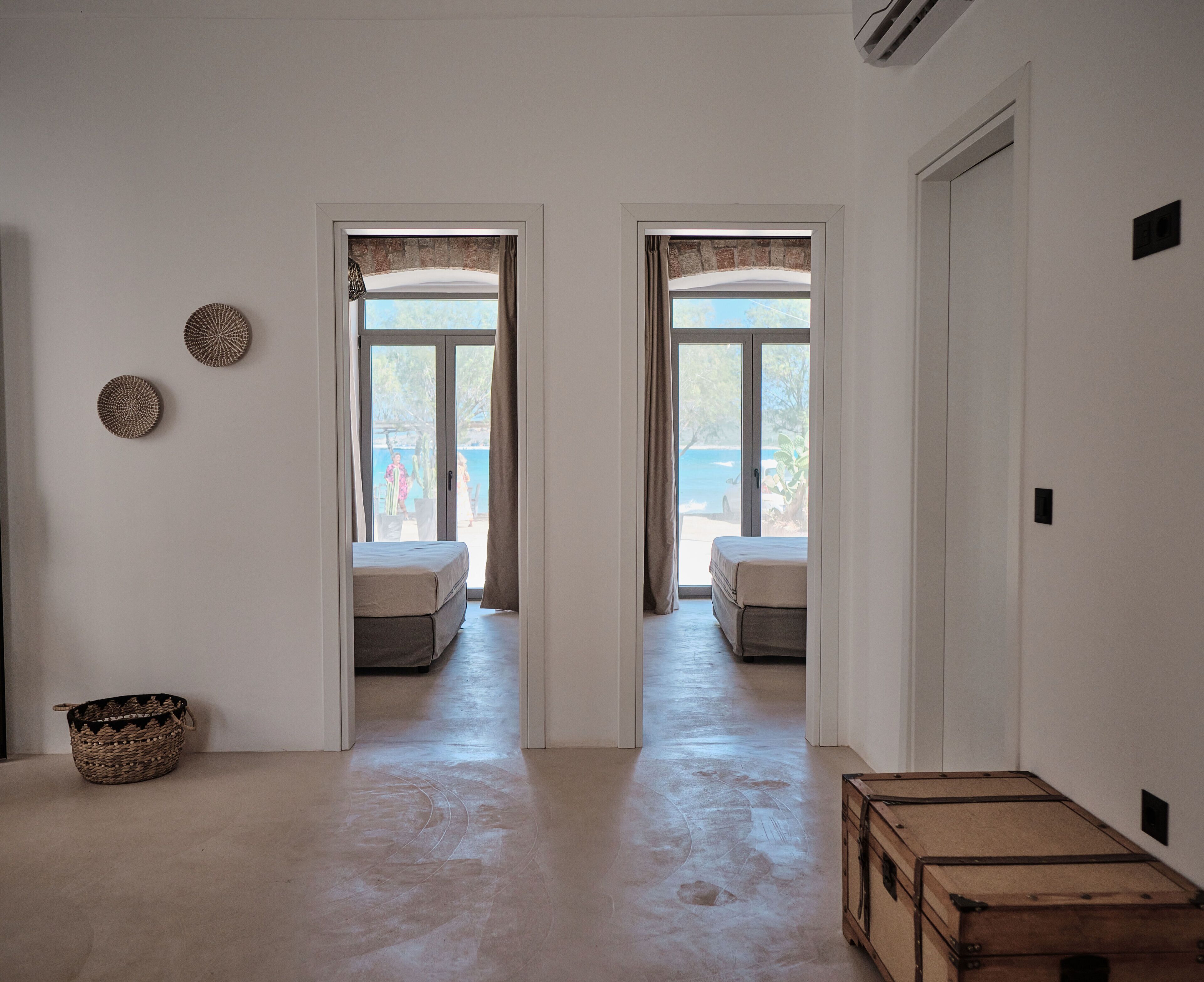 Suite, 2 habitaciones, vista al mar, planta baja | Escritorio, insonorización, tabla de planchar con plancha y wifi gratis 