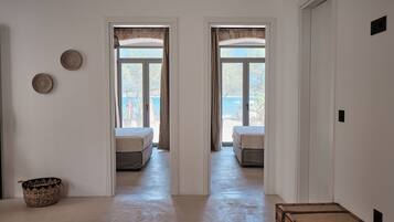 Suite, 2 habitaciones, vista al mar, planta baja | Escritorio, insonorización, tabla de planchar con plancha y wifi gratis