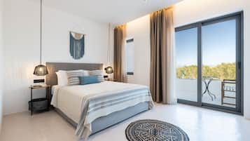 Suite, 1 Bedroom, Balcony, Sea View | 1 bedroom, desk, soundproofing, iron/ironing board