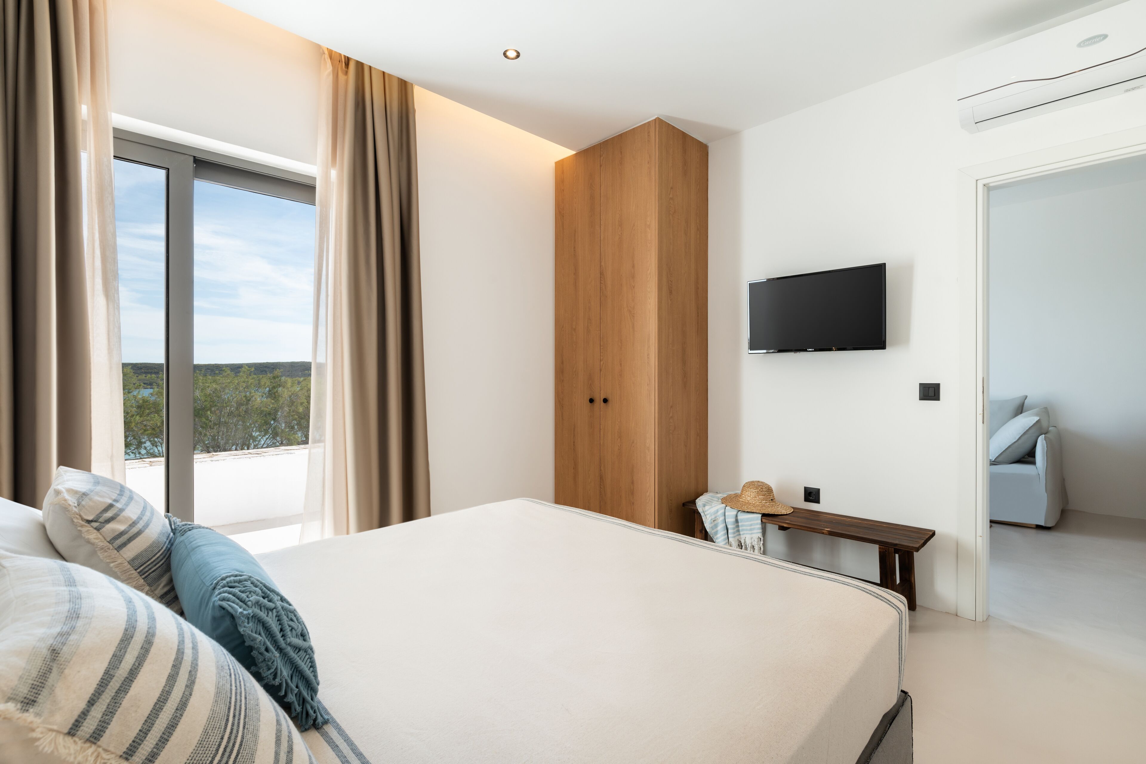 Desk, soundproofing, iron/ironing board, free WiFi