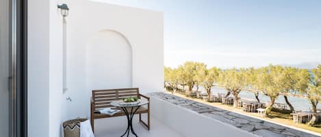 Suite, 1 habitación, balcón, vista al mar | Escritorio, insonorización, tabla de planchar con plancha y wifi gratis