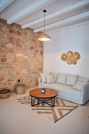 Suite, 2 soverom, sjøutsikt, 1. etasje | Skrivebord, lydisolert, strykejern/-brett og wi-fi (inkludert)