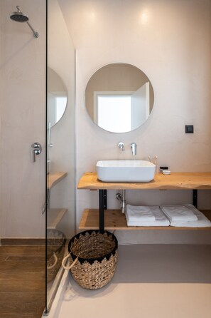 Suite, 2 chambres, vue mer, rez-de-chaussée | Salle de bain
