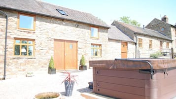 House | Outdoor spa tub