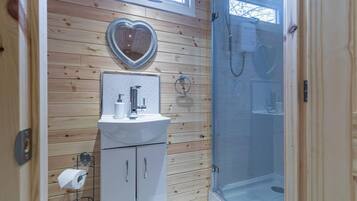 Cabin | Bathroom | Shower, hair dryer, towels, toilet paper