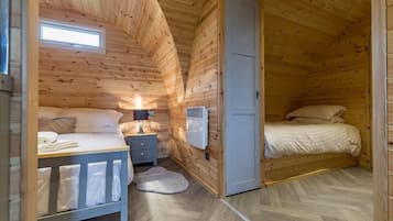 Cabin | 2 bedrooms, iron/ironing board, free WiFi, bed sheets