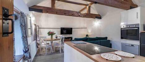 Cottage | Private kitchen | Fridge, microwave, oven, stovetop