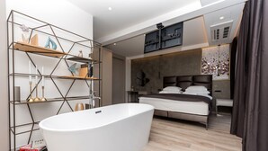 3 quartos, cofres nos quartos, cortinas blackout, quartos à prova de som