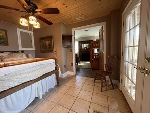 4 habitaciones, tabla de planchar con plancha y cuna de viaje 