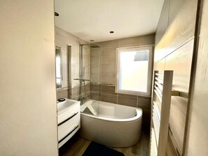 Hair dryer, towels, soap, shampoo - Cosy apartment, 100 m from beaches, quiet area with outside, air conditioning, wifi & parking (Saint-Chamas)