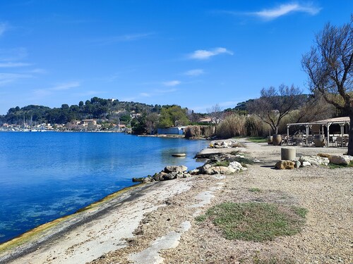 Cosy apartment, 100 m from beaches, quiet area with outside, air conditioning, wifi & parking